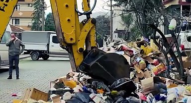 Kötü koku ihbarıyla gidilen evden 30 ton çöp çıktı
