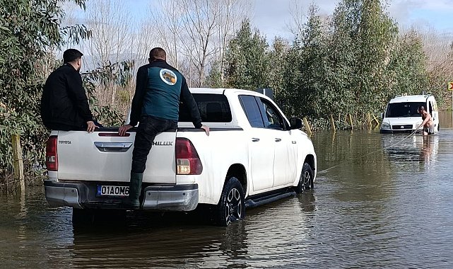 Kozan'da sel sularında mahsur kalan araçları ekipler kurtardı