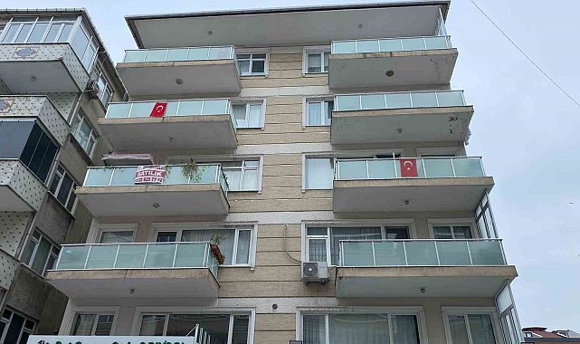 Küçükçekmece'de istinat duvarı çöktü: 6 katlı bina tahliye edildi