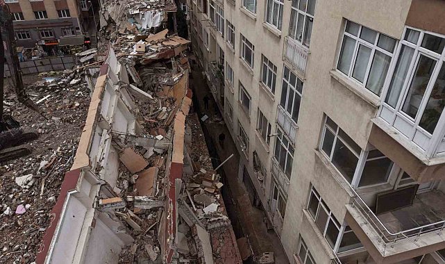 Küçükçekmece'de yıkımı yapılan binadan kopan beton parçaları yan binanın üzerine düştü