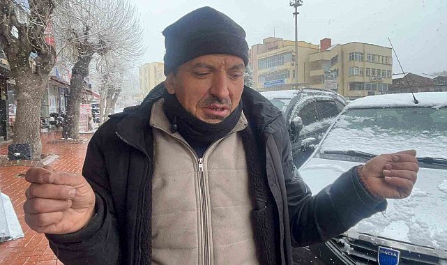 Kurduğu soba ile hem kendisini hem de vatandaşları ısıtıyor