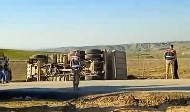 Kurtalan'da hafriyat kamyonu devrildi: 1 yaralı