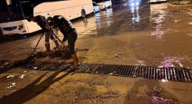 Kuşadası Belediyesi ekipleri yağmurun ilk anından itibaren sahadaydı