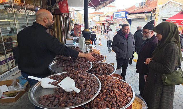 Kütahya'da hurma tezgâhlardaki yerini aldı, fiyatlar 150 TL'den başlıyor