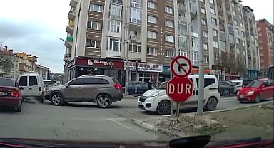 Kütahya'da iki aracın çarpışması kameralara yansıdı