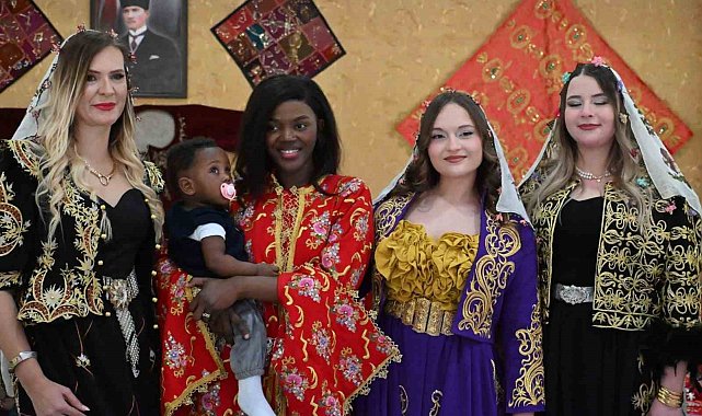 Kütahya'da şalvar etkinliğinde Kongolu Michelle ilgi odağı oldu