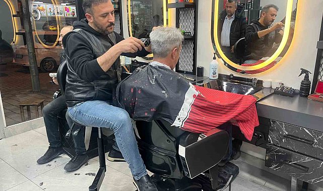 Kütahyalı berberden örnek çözüm: Mesleğini bırakmadı, koltuğu dönüştürdü