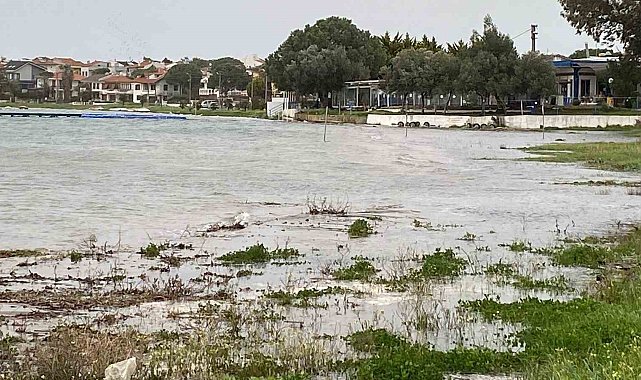 Kuvvetli lodos Ayvalık'ı vurdu