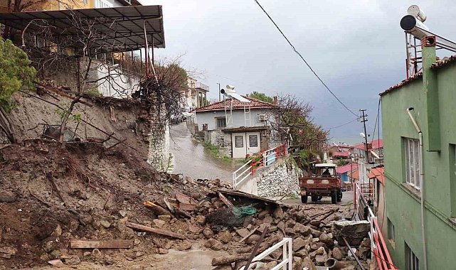 Kuvvetli yağışa dayanamadı, çöktü