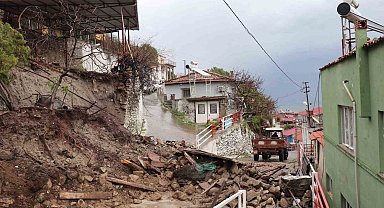 Kuvvetli yağışa dayanamadı, çöktü