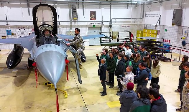 Lise öğrencileri F-16 kokpitinde: "Gelecekte KAAN'ları, Kızıl Elma'ları, Atak'ları biz uçuracağız"