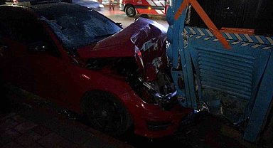 Lüks otomobil park halindeki otobüse çarptı