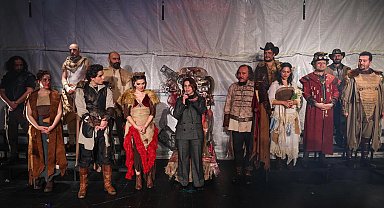 Maltepe Belediye Tiyatrosu 17. yılını "Hamlet" ile kutladı