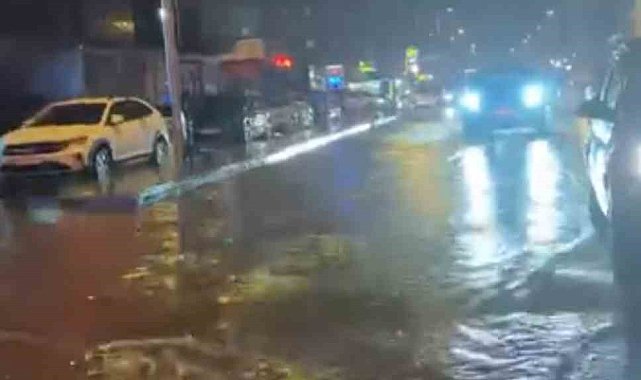 Maltepe'de aniden bastıran sağanak yağış caddeyi göle çevirdi