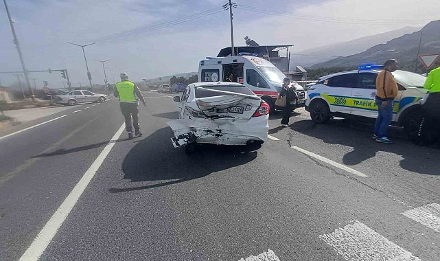 Manisa'da iki otomobil çarpıştı: 2'si çocuk 5 yaralı