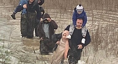 Manisa'da selde mahsur kalanları itfaiye kurtardı