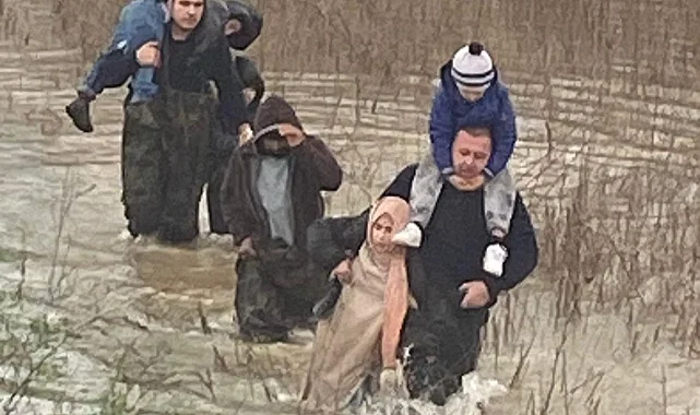 Manisa'da selde mahsur kalanları itfaiye kurtardı