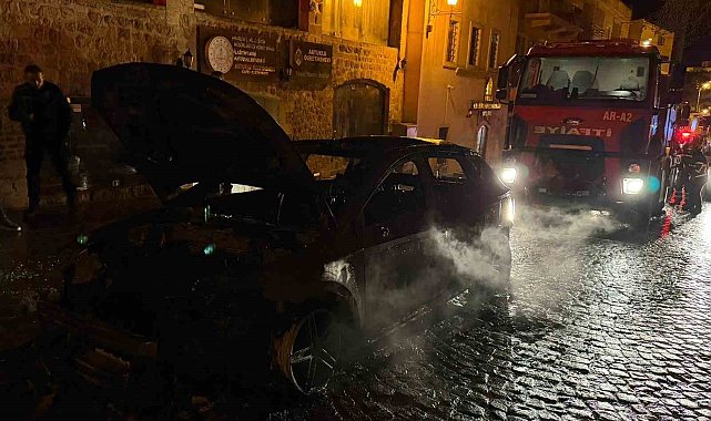 Mardin'de seyir halindeki otomobilde çıkan yangın söndürüldü