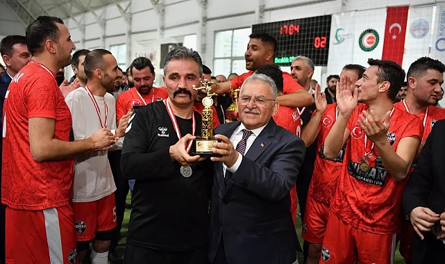 Memduh Büyükkılıç halı sahaya ayak bastı