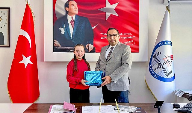 Menteşeli Azra İstiklal Marşı okuma yarışmasında Türkiye birincisi oldu