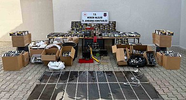 Mersin'de evinde kaçak sigara üretimi yapan şüpheli gözaltına alındı