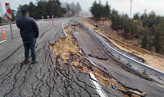 Mersin'de şiddetli yağışta yolda 2 metrelik çukur oluştu