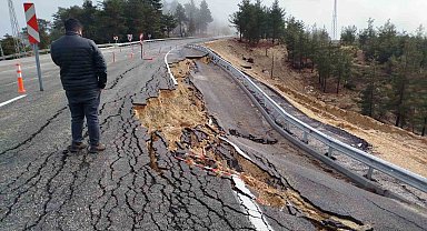 Mersin'de şiddetli yağışta yolda 2 metrelik çukur oluştu