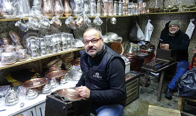 Meslektaş dayı yeğen 44 yıldır birlikte bakır işliyor