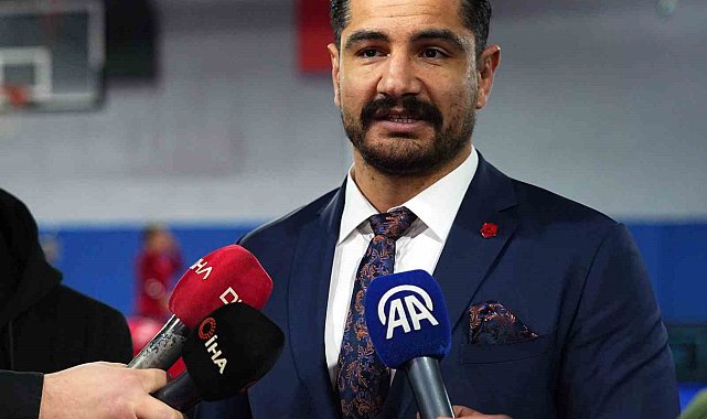 Mesut Özil'den Güreş Milli Takımı'na ziyaret