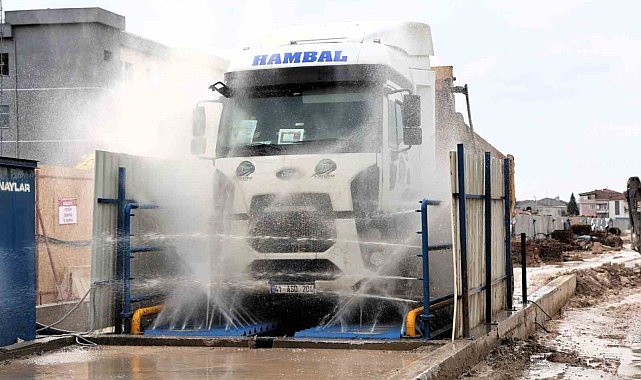 Metro şantiyesinden çıkan araçlar temizlendikten sonra trafiğe karışıyor