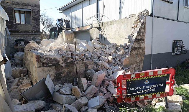 Metruk yapı kontrollü şekilde yıkıldı