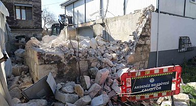 Metruk yapı kontrollü şekilde yıkıldı