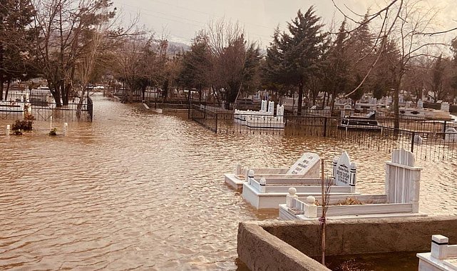 Mezarlık sular altında kaldı