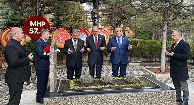 MHP'den Alparslan Türkeş'in kabrine ziyaret