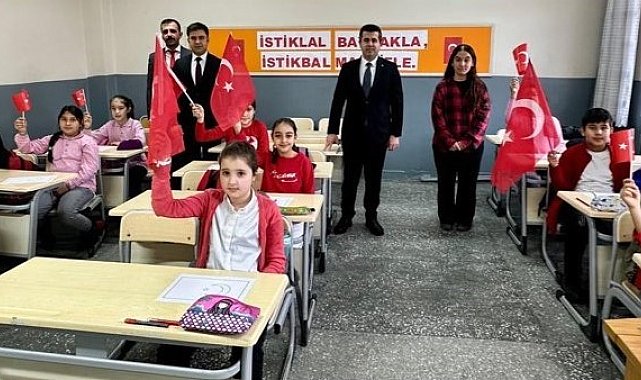 Mihalıççık'ta ilk ders 'Bayrak Sevgisi' oldu