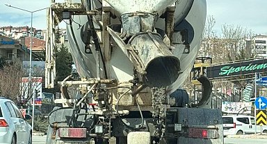 Mikserden taşan beton, asfalt yola döküldü