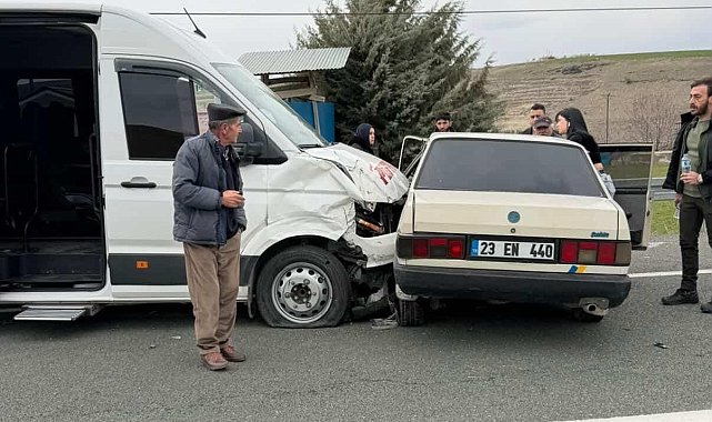 Minibüs ile Tofaş çarpıştı: 4 yaralı