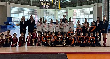 Minik cimnastikçilerden Özay Gönlüm'e vefa