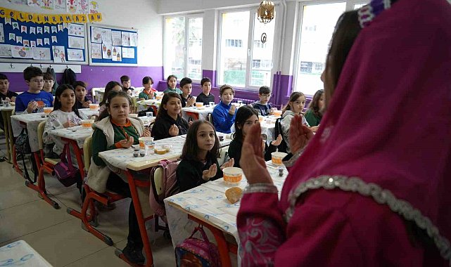 Minik öğrenciler ilk kez "tekne orucu" tutmanın sevincini yaşadı