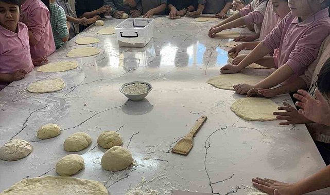 Miniklerin pişirdikleri sıcacık pideler kalpleri de ısıttı