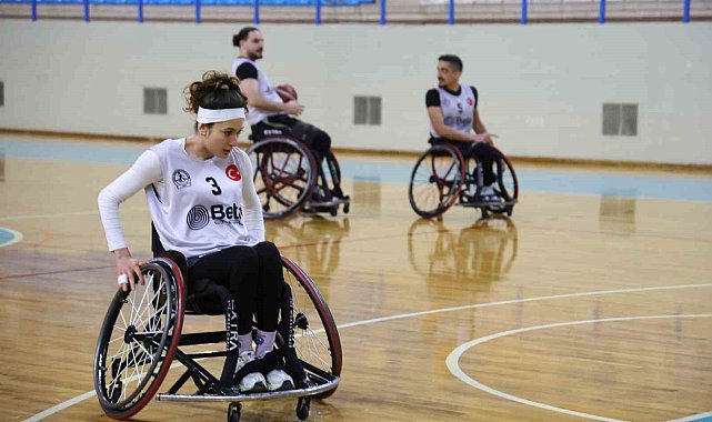 Motosiklet kazasında engelli kalan genç kız, hayata basketbolla tutundu