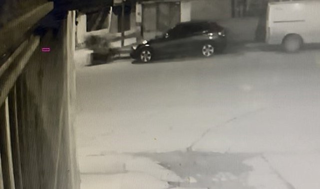 Motosiklet önce yayaya ardından duvara çarptı: 3 yaralı