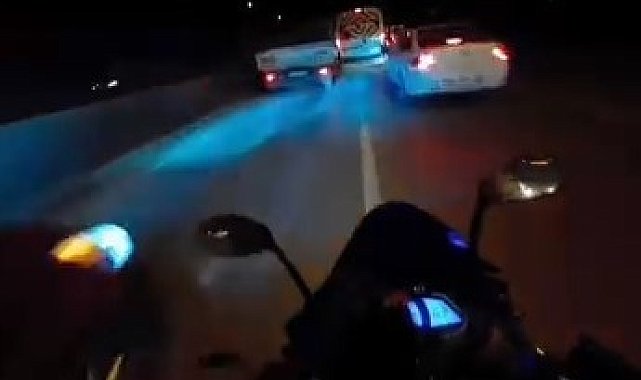 Motosikletlinin tehlike atlattığı anlar kamerada