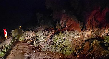 Mudanya-Kurşunlu yolunda geceyarısı heyelan! Yol ulaşıma kapandı