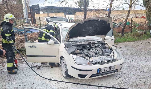 Muğla'da park halindeki otomobil alev aldı