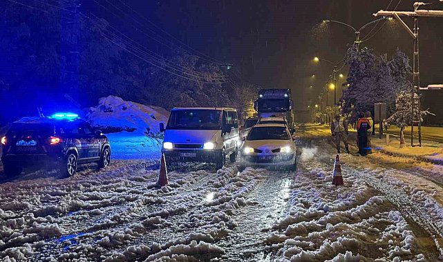 Muş-Bingöl kara yolunda mahsur kalan 40 araçtaki yaklaşık 80 kişi kurtarıldı