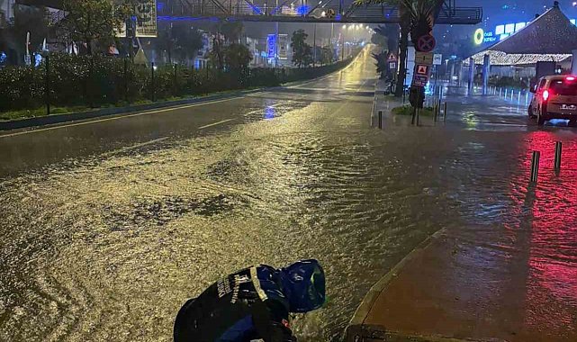 MUSKİ ekipleri gece boyunca tıkanan mazgalları açtı