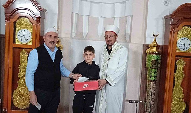 Namaza gelen çocuklar hediyeyle sevindirildi