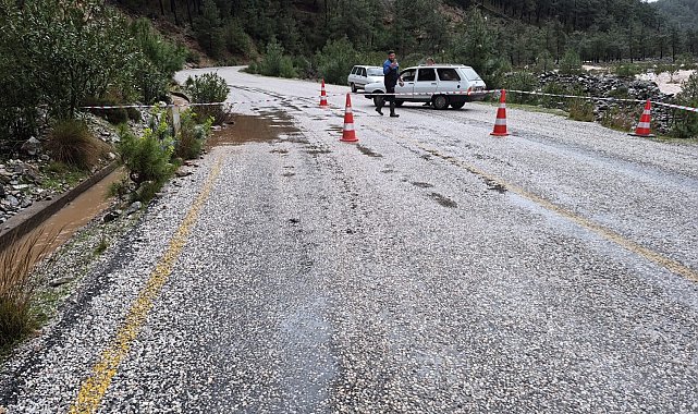 Namnam çayında su seviyesi yükseldi, yol çöktü