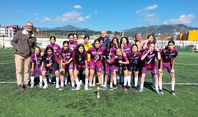 Nazilli Beşeylül Ortaokulu kız futbol takımı il şampiyonu oldu